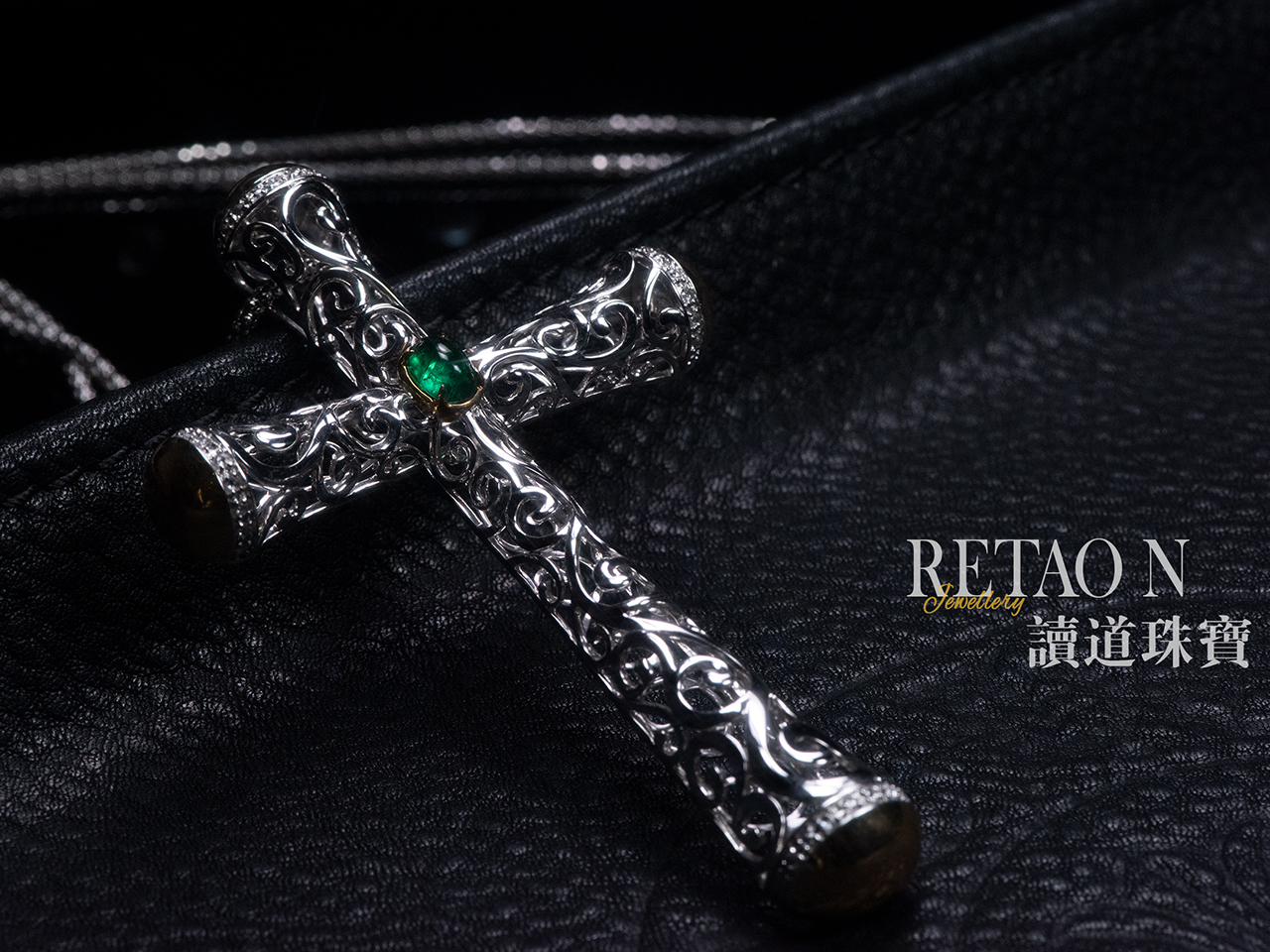 白金镶祖母绿镂空十字架吊坠