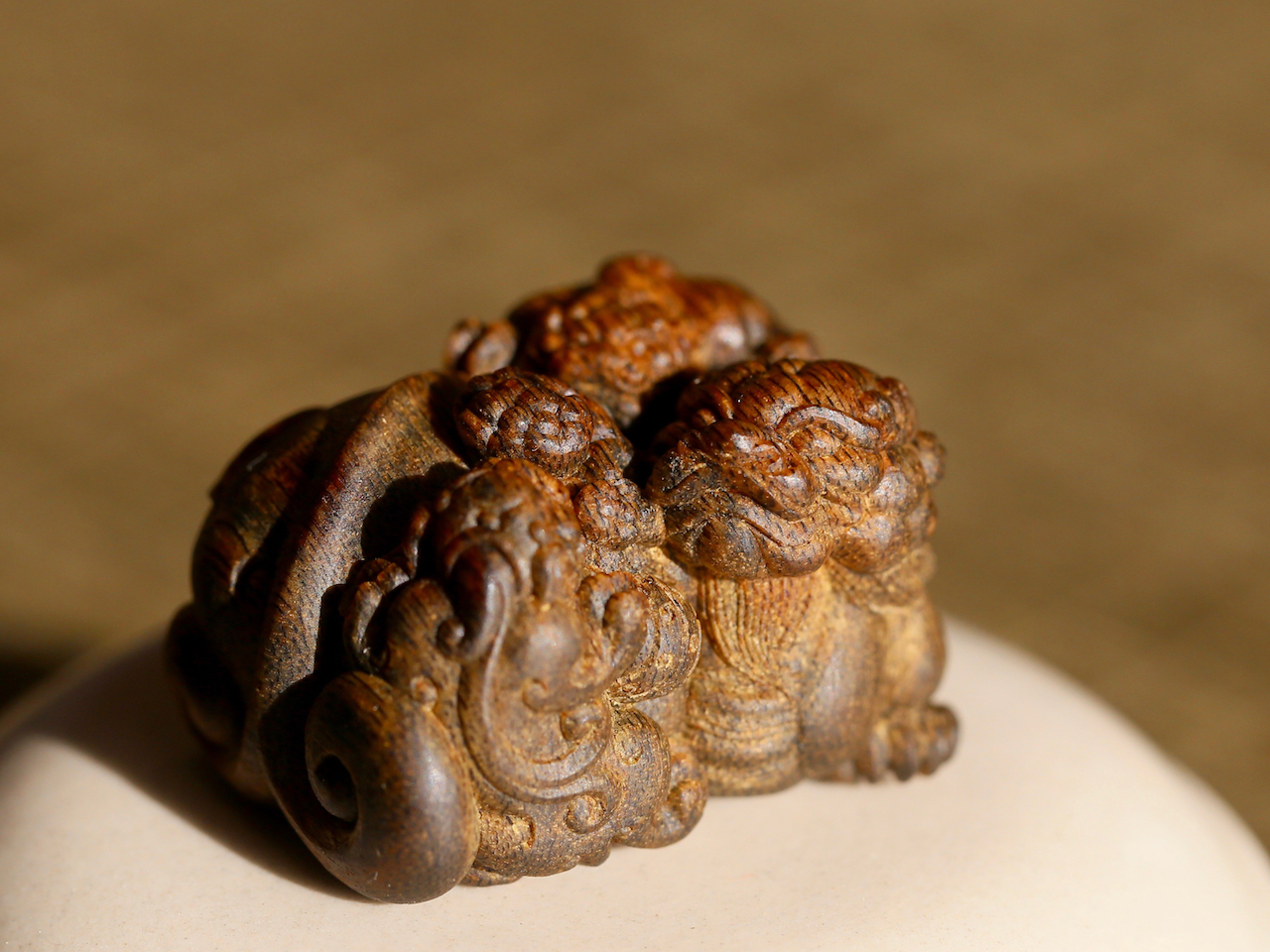 无双阁＝国香系棋楠沉香雕刻件