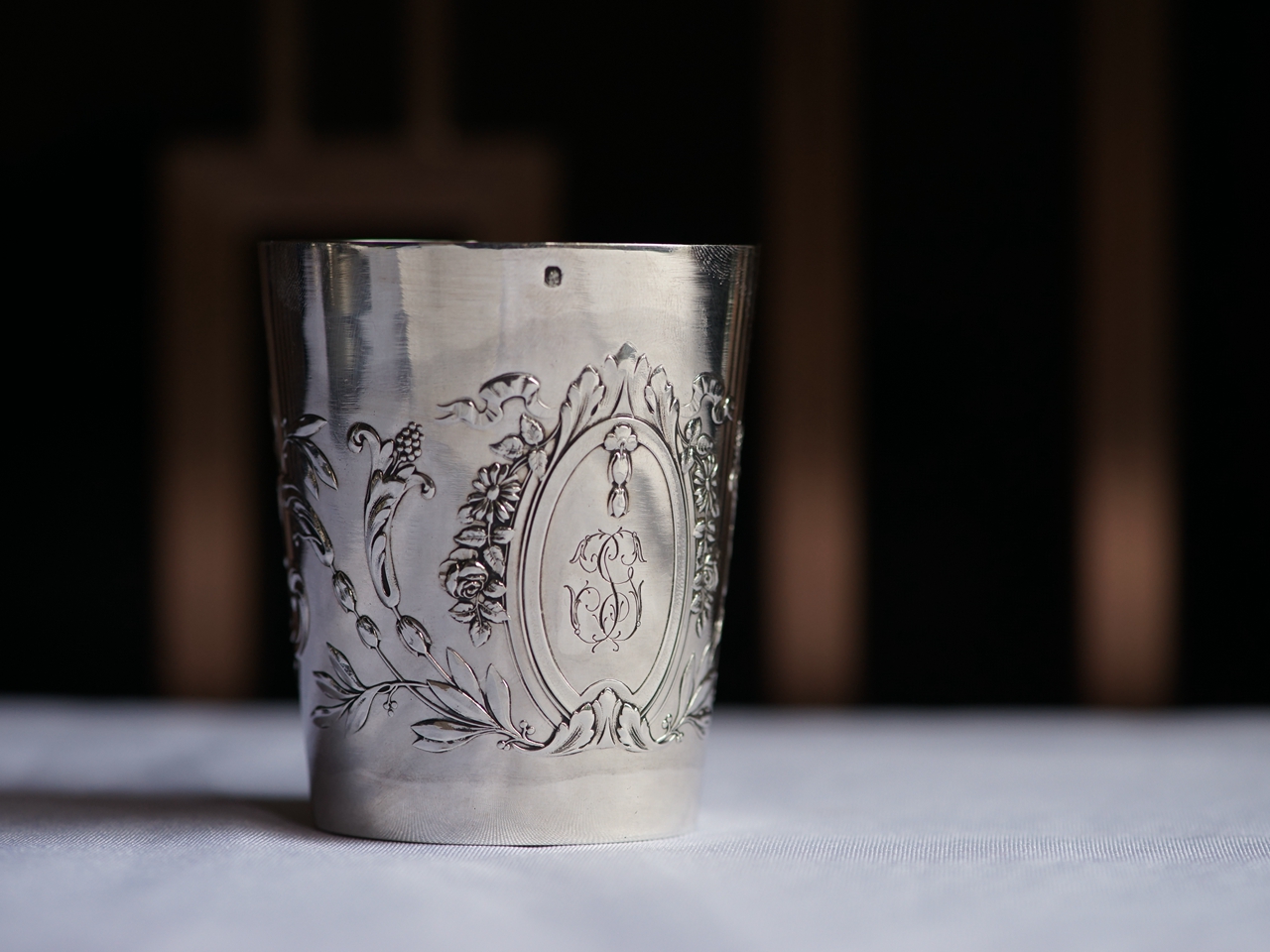 名称： 法国adolphe 纯银浮雕花卉酒杯 